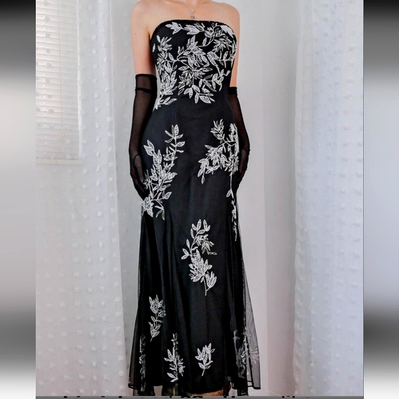 Vintage Cache Strapless Black Mesh Gown w/White Embroidered Beaded Floral Accent - Picture 9 of 17
